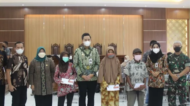 Penerima Bantuan Disebut Itu-Itu Saja, Data Dinsos Diperbaiki - GenPI.co JATENG Penerima Bantuan Disebut Itu-Itu Saja, Data Dinsos Diperbaiki - GenPI.co JATENG