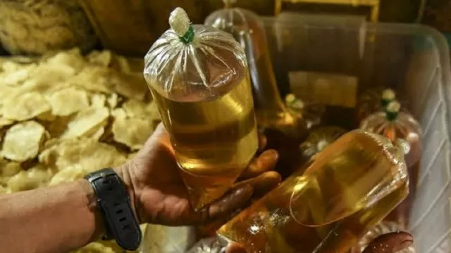 Produsen dan Distributor Minyak Goreng Curah Dijaga Polisi - GenPI.co JATENG