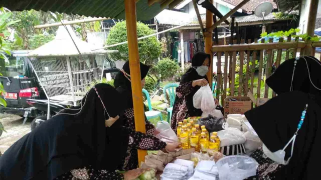 Top! Emak-Emak di Sidakangen Buat Jumat Berkah Bantu Warga Miskin - GenPI.co JATENG