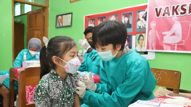 Biar PTM Makin Aman, Jajaran Polda Jateng Kebut Vaksinasi Anak - GenPI.co JATENG