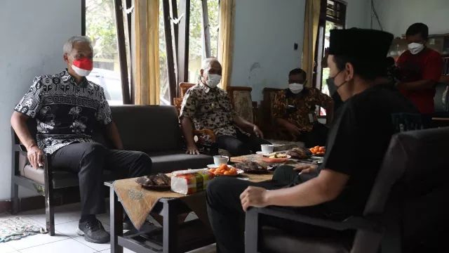 Izin Sakit, Kades Gumingsir Auto Semringah Dijenguk Ganjar - GenPI.co JATENG