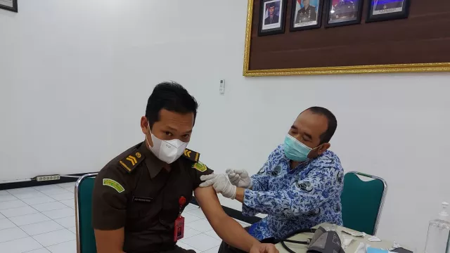Sabar Lurr, Vaksin Booster di Temanggung Utamakan Lansia Dulu Ya - GenPI.co JATENG
