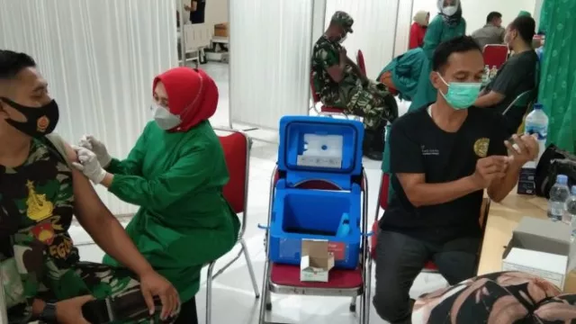 Sabar Lurr, Vaksin Booster di Wonogiri Dahulukan Pelayan Publik - GenPI.co JATENG
