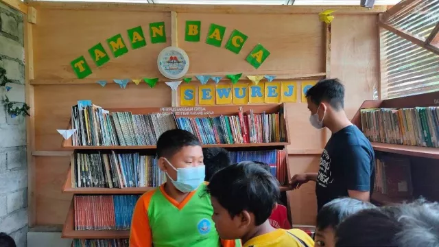 Tim MBKM UNS Solo Bikin Perpustakaan di Desa Sewurejo - GenPI.co JATENG