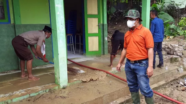 Tim Gabugan Bersihkan Material Banjir Bandang SMAN 1 Kemusu - GenPI.co JATENG