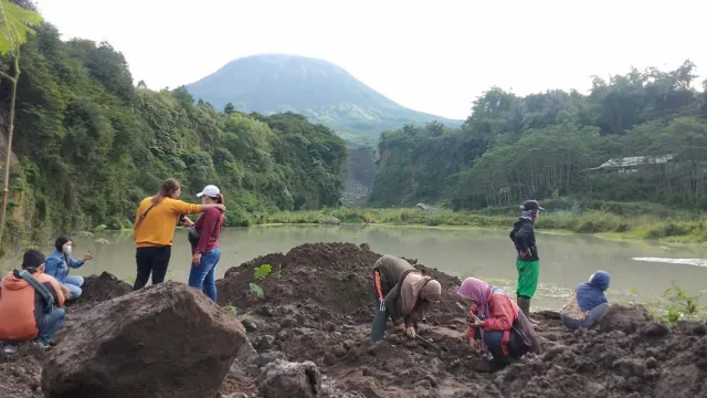 Top! Warga Hijaukan Tebing Sungai Bebeng Antisipasi Erupsi Merapi - GenPI.co JATENG