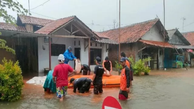 Diguyur Hujan 8 Jam, Ratusan Rumah di Kota Pekalongan Tergenang - GenPI.co JATENG