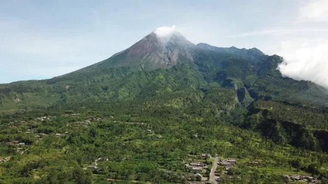 Tetap Waspada Lur! Gunung Merapi Alami Gempa Guguran 69 Kali - GenPI.co JATENG