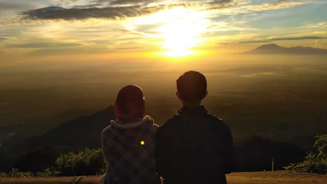Simak 3 Tips Berburu Sunrise di Gunung Telomoyo, Indah Pol! - GenPI.co JATENG