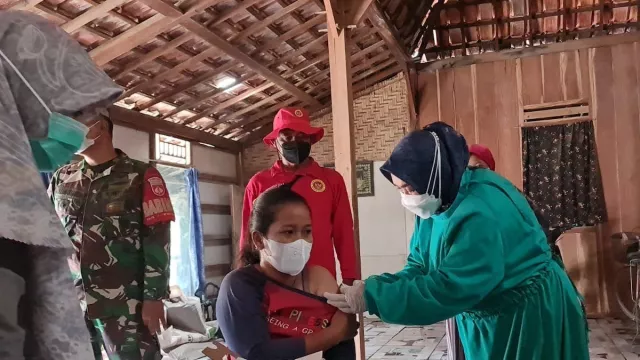 Selain Vaksinasi Massal, Binda Jateng Bagikan Sembako di Grobogan - GenPI.co JATENG