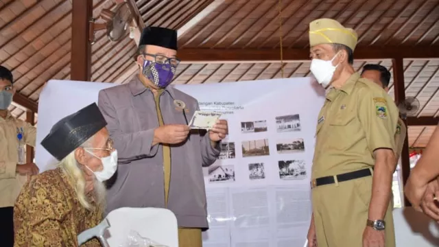 Sumbang Arsip Foto Sejarah Banyumas, Kakek Ini Terima Penghargaan - GenPI.co JATENG Sumbang Arsip Foto Sejarah Banyumas, Kakek Ini Terima Penghargaan - GenPI.co JATENG