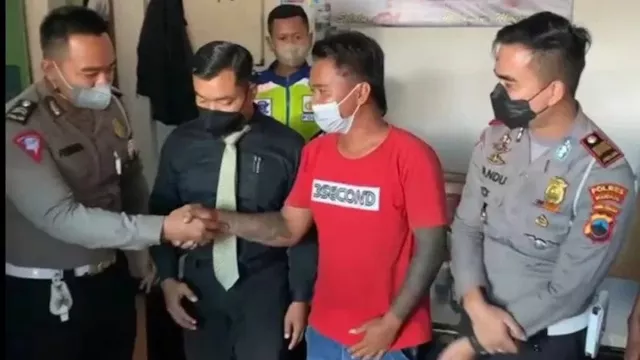 Pukul Sopir Truk yang Demo Pakai Helm, Polisi Kudus Minta Maaf - GenPI.co JATENG