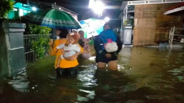Hujan Deras Semalam di Batang Picu Longsor & Rendam Puluhan Rumah - GenPI.co JATENG