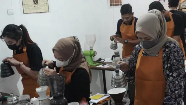 Kedai Kopi Menjamur di Batang, Permintaan Tenaga Barista Naik - GenPI.co JATENG