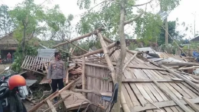 Puting Beliung Rusak Ratusan Rumah di Pati, Kerugian Ro2,8 M - GenPI.co JATENG