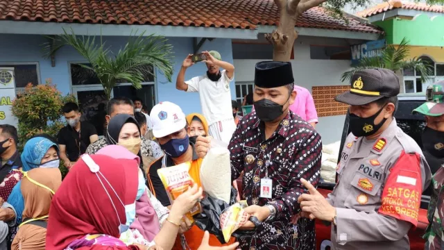 Operasi Pasar Pemkab Brebes Jual Paket Minyak Goreng Rp50.000 - GenPI.co JATENG