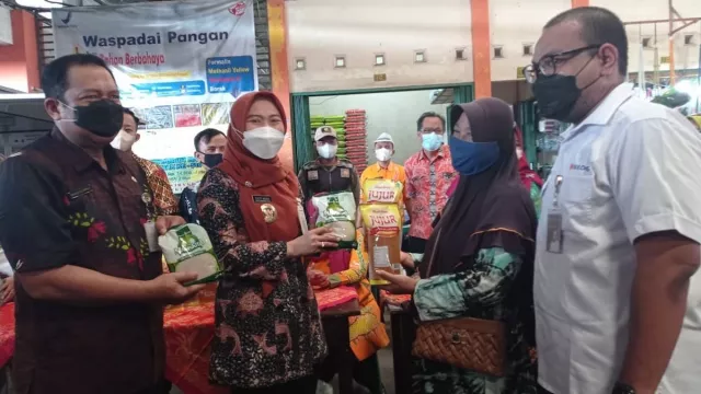 Beli Minyak Goreng, Jari Pembeli di Demak Dicelupkan ke Tinta - GenPI.co JATENG