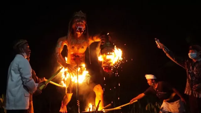 Umat Hindu Banyudono Gelar Ritual Bakar Ogoh-ogoh, Maknanya Dalam - GenPI.co JATENG