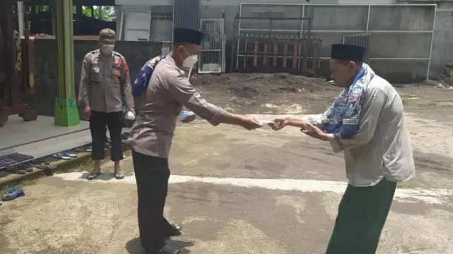 Ajak Disiplin Prokes, Kapolsek Batang Bagikan Masker Bagi Jemaah - GenPI.co JATENG