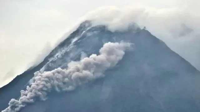 Hati-Hati Lur! Semburan Lava Erupsi Gunung Merapi Tinggi - GenPI.co JATENG
