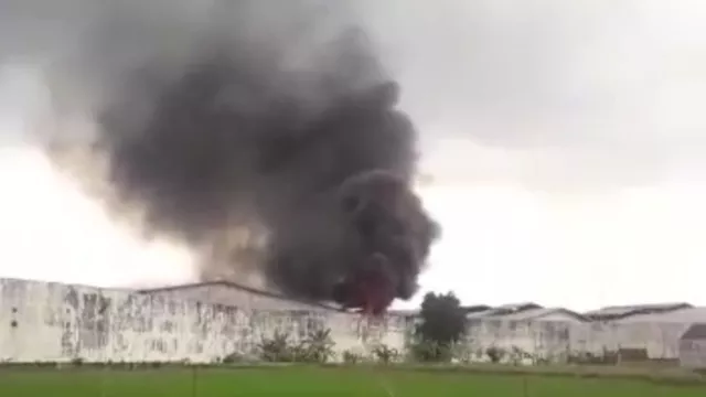 Gudang PT Tyfountex Sukoharjo Terbakar, Penyebab Masih Diselidiki - GenPI.co JATENG Gudang PT Tyfountex Sukoharjo Terbakar, Penyebab Masih Diselidiki - GenPI.co JATENG