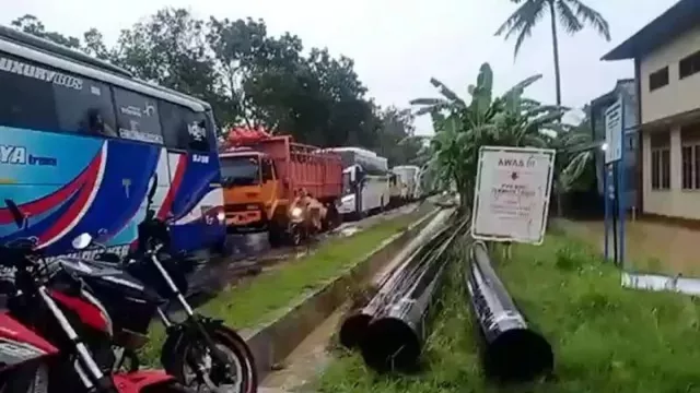 Banjir Banyumas Picu Antrean Kendaraan hingga Dua Kilometer - GenPI.co JATENG