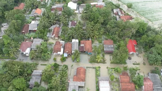Lagi, Banjir Rendam Nusawungu Cilacap, Warga Minta Mengungsi - GenPI.co JATENG