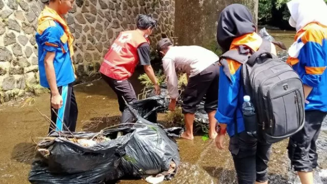 Keren! Hari Air Sedunia, Polsek Kutasari Bersihkan Sungai Pong - GenPI.co JATENG