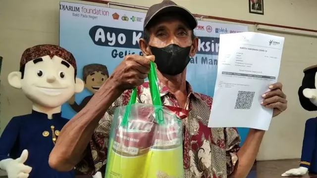 Begini Cara di Kudus Agar Warga Mau Divaksin, Dapat Minyak Goreng - GenPI.co JATENG