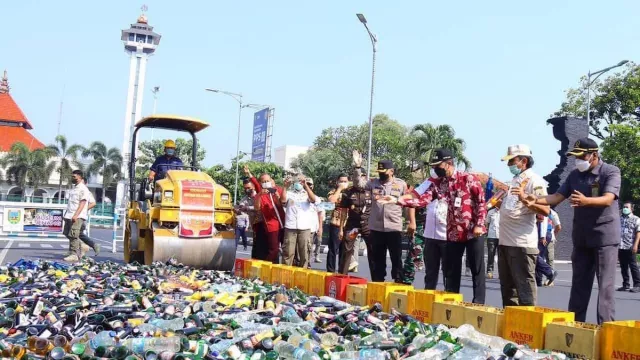Jaga Kondusifitas Ramadan, Ribuan Botol Miras Kudus Dimusnahkan - GenPI.co JATENG