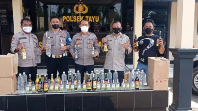 Mantap Pak! Polsek Tayu Amankan 185 Botol Miras Jelang Ramadan - GenPI.co JATENG
