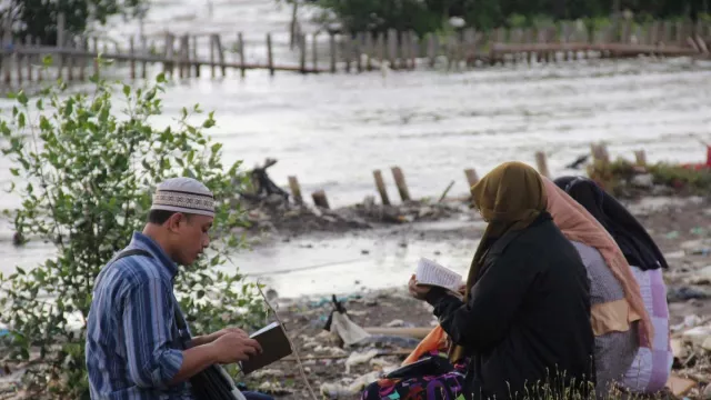 Haru! Warga Pesisir Semarang Ini Nyadran ke Makam yang Tenggelam - GenPI.co JATENG