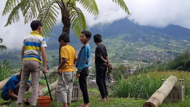 Meriam Bambu, Ngabuburit ala Bocah Lereng Merbabu Boyolali - GenPI.co JATENG