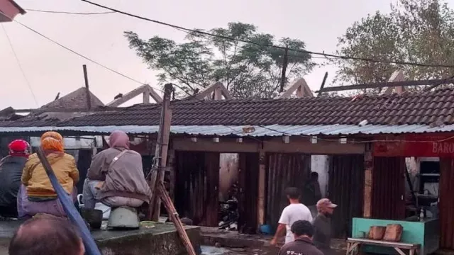 Kebakaran Pasar Projo Ambarawa, Kerugian Rp350 Juta - GenPI.co JATENG