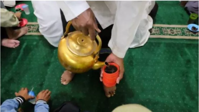 Ini Dia Tradisi Buka Puasa Kopi Arab di Masjid Assegaf Solo - GenPI.co JATENG