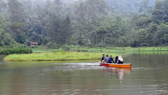 Libur Lebaran? Yuk, Main ke Telaga Kumpe di Kaki Gunung Slamet - GenPI.co JATENG