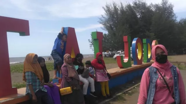Pantai Jodo Batang Dikunjungi 4.000 Orang per Hari Saat Lebaran - GenPI.co JATENG