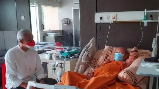 Ganjar Pranowo Jenguk Buya Syafii Maarif di Jogja - GenPI.co JATENG Ganjar Pranowo Jenguk Buya Syafii Maarif di Jogja - GenPI.co JATENG