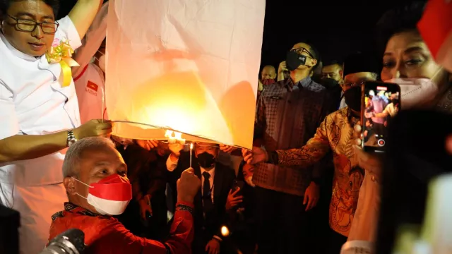 Terbangkan Lampion Waisak, Begini Doa Ganjar untuk Jawa Tengah - GenPI.co JATENG