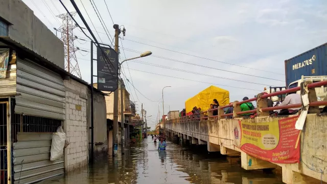 Tanggul di Semarang Jebol, Ratusan Rumah Diterjang Banjir Rob - GenPI.co JATENG