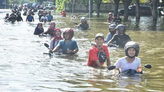 Duh Pie! Banjir Rob Terjang Pelabuhan Tanjung Emas Makin Tinggi - GenPI.co JATENG