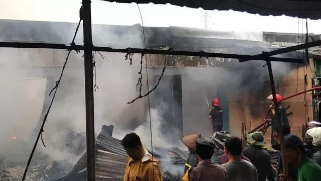 Korban Kebakaran Pasar Kelet Jepara Dipindah ke Kios Sementara - GenPI.co JATENG