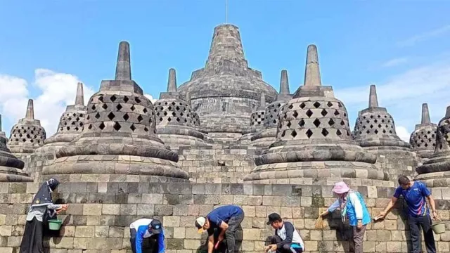 Izin Wisatawan Bisa Naik ke Candi Borobudur, Ini Kata Sandiaga Uno - GenPI.co JATENG
