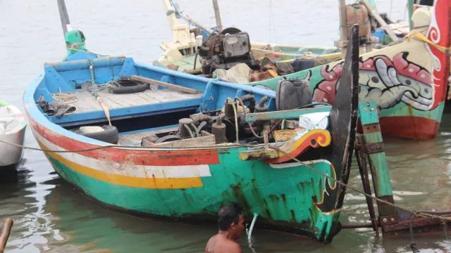 Gelombang Tinggi Bikin Ratusan Nelayan Semarang Pilih Tak Melaut - GenPI.co JATENG