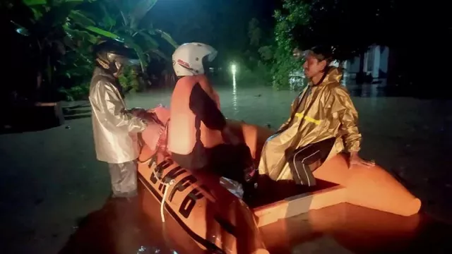 Hujan Lebat Bikin Sejumlah Desa di Cilacap Tergenang Banjir - GenPI.co JATENG