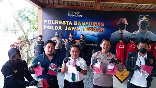 Polresta Banyumas Tangkap 4 Pengedar Narkotika Sabu-Sabu - GenPI.co JATENG