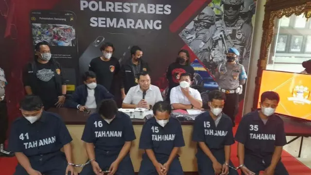 Astaga! 5 Suporter Arema FC Ketahuan Nyopet di Stadion Jatidiri - GenPI.co JATENG Astaga! 5 Suporter Arema FC Ketahuan Nyopet di Stadion Jatidiri - GenPI.co JATENG
