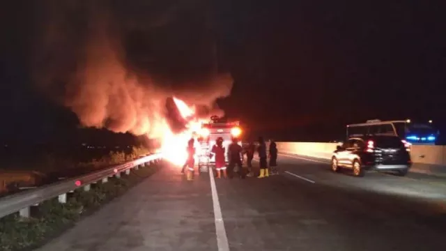 Bikin Panik! Bus Rosalia Indah Terbakar di Tol Pemalang-Pejagan - GenPI.co JATENG