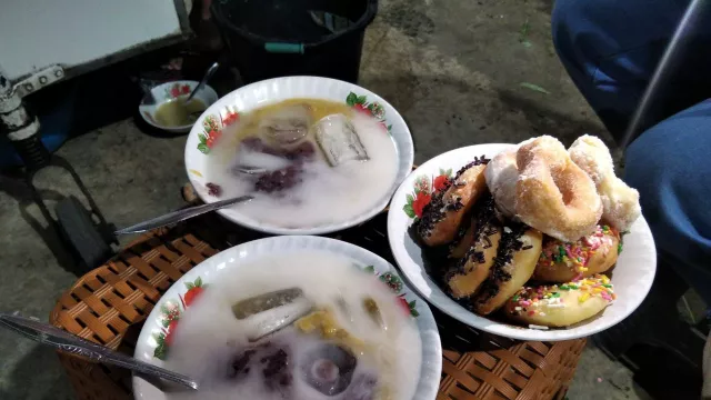 Ada Bubur Kacang Ijo Donat di Pasar Legi, Harganya Bikin Melongo - GenPI.co JATENG