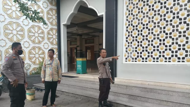 Miris! Viral Video Pelajar SMA di Pekalongan Bermesraan di Emperan Masjid - GenPI.co JATENG